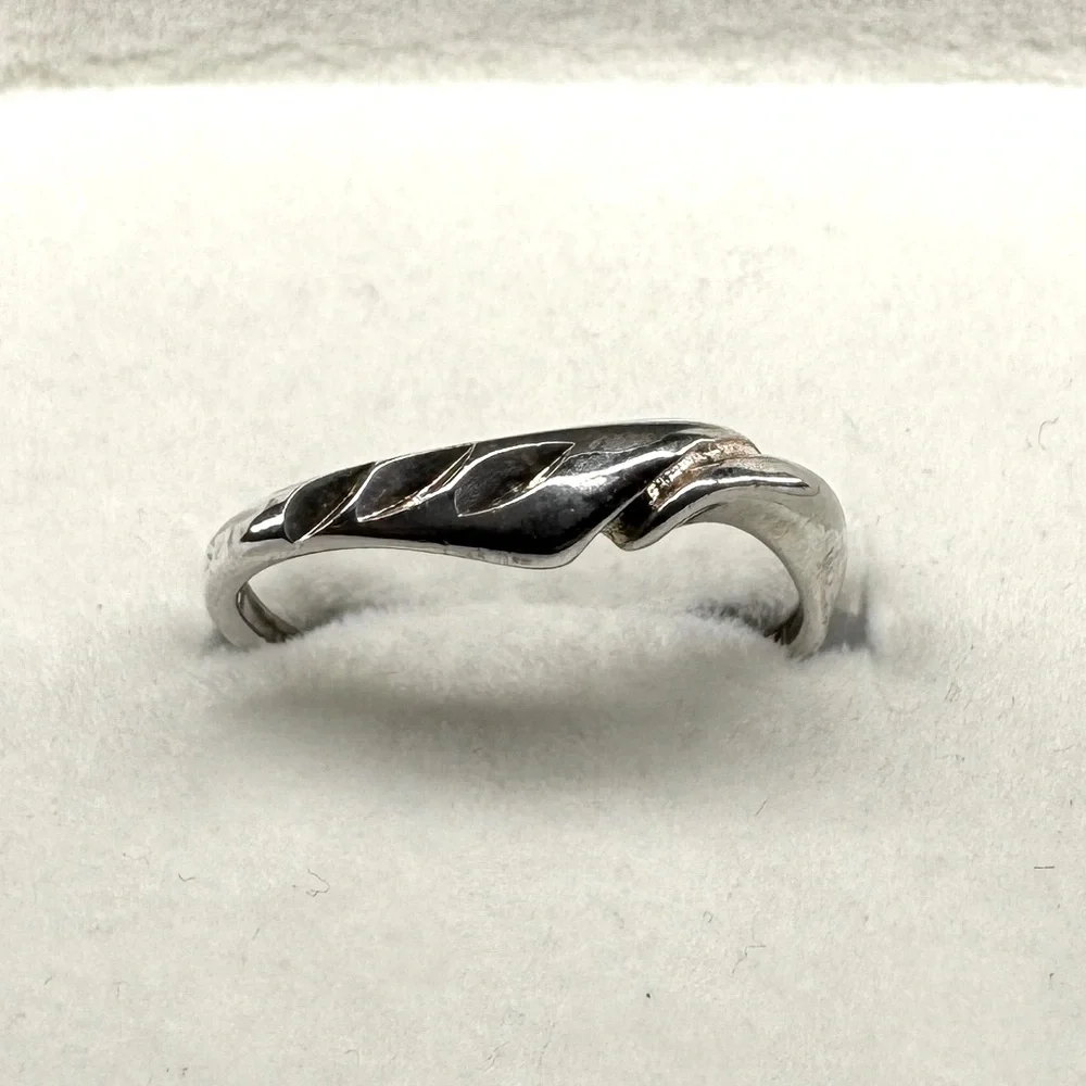 925 Sterling Silver Ring Thin Band Size 5.75